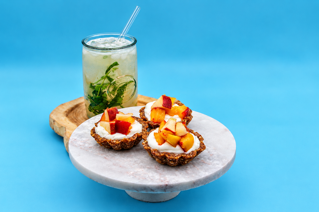Circular Recipes: Raw Tartlets with Yogurt and Fruit and a Drink Made with Maceration Syrup